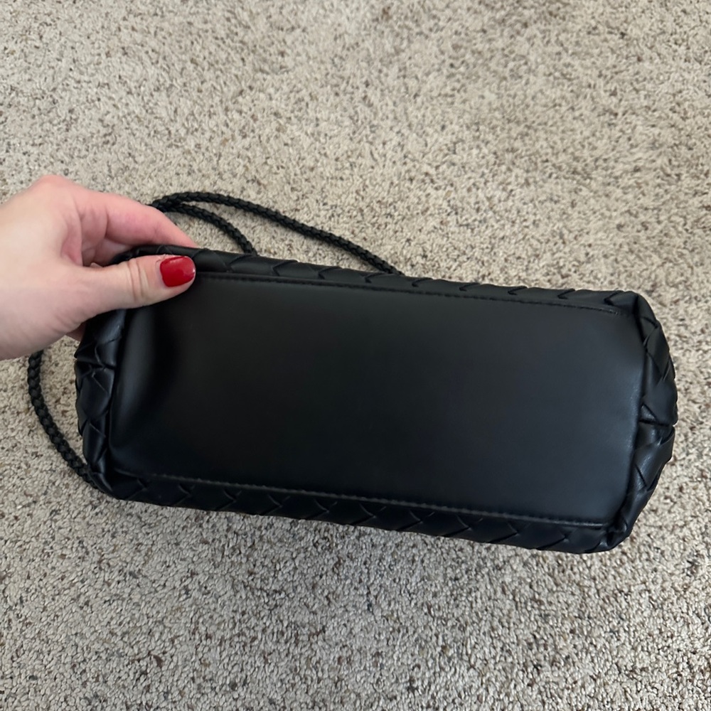Elegant Black Woven Handbag - Picture 4 of 7